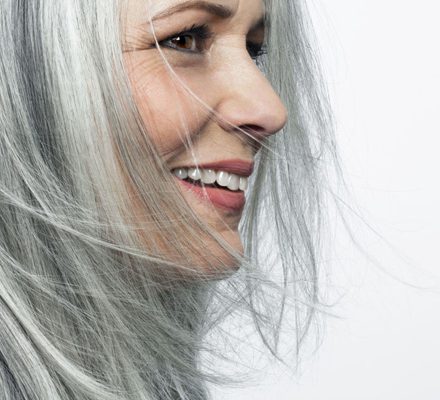 jak dbać o siwe włosy