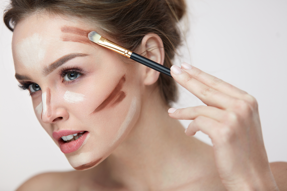 Konturowanie twarzy makijażem – jak to zrobić szybko i perfekcyjnie?