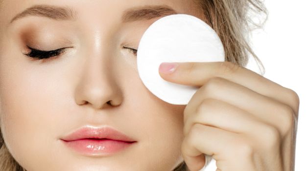 Jak zrobić demakijaż twarzy i oczu? Przepisy na domowe kosmetyki oczyszczające
