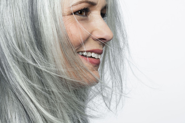 Jak dbać o siwe włosy: pielęgnacja, farbowanie, wzmacnianie koloru