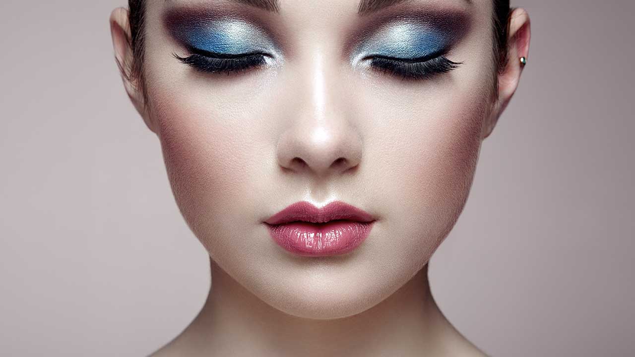 Niebieski makijaż oczu. Jak się modnie umalować?